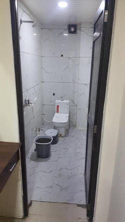 Green Leaf Hotel 乌贾因 外观 照片