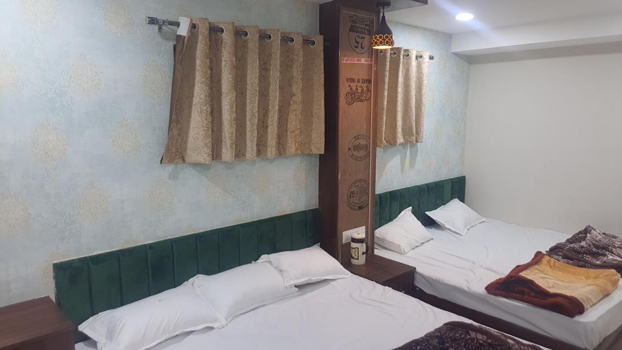 Green Leaf Hotel 乌贾因 外观 照片