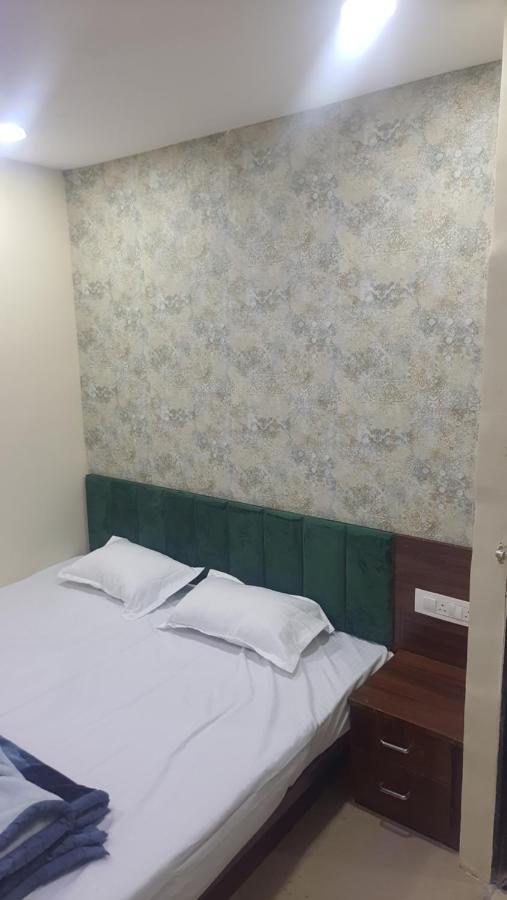 Green Leaf Hotel 乌贾因 外观 照片