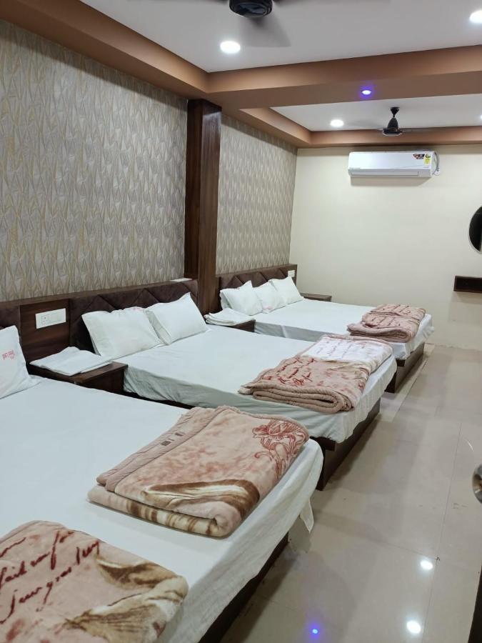 Green Leaf Hotel 乌贾因 外观 照片