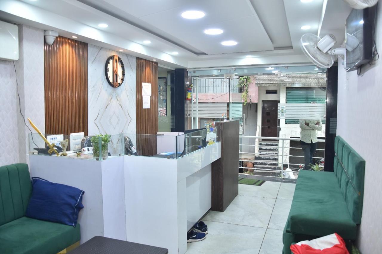 Green Leaf Hotel 乌贾因 外观 照片