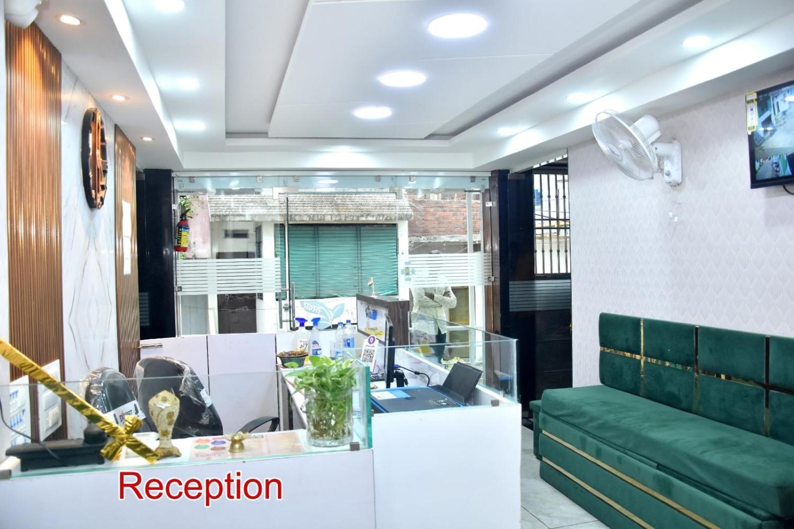 Green Leaf Hotel 乌贾因 外观 照片