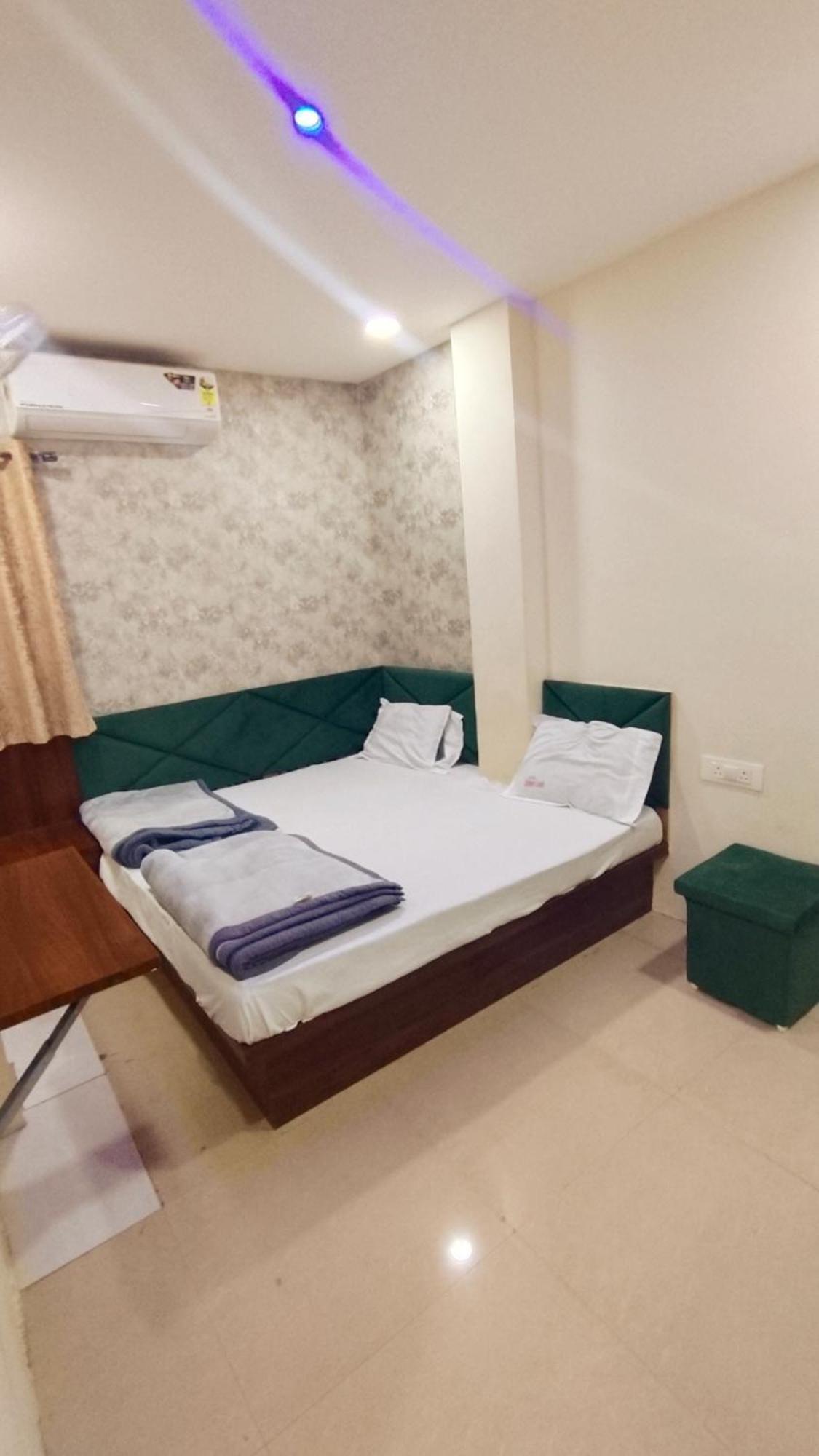 Green Leaf Hotel 乌贾因 外观 照片