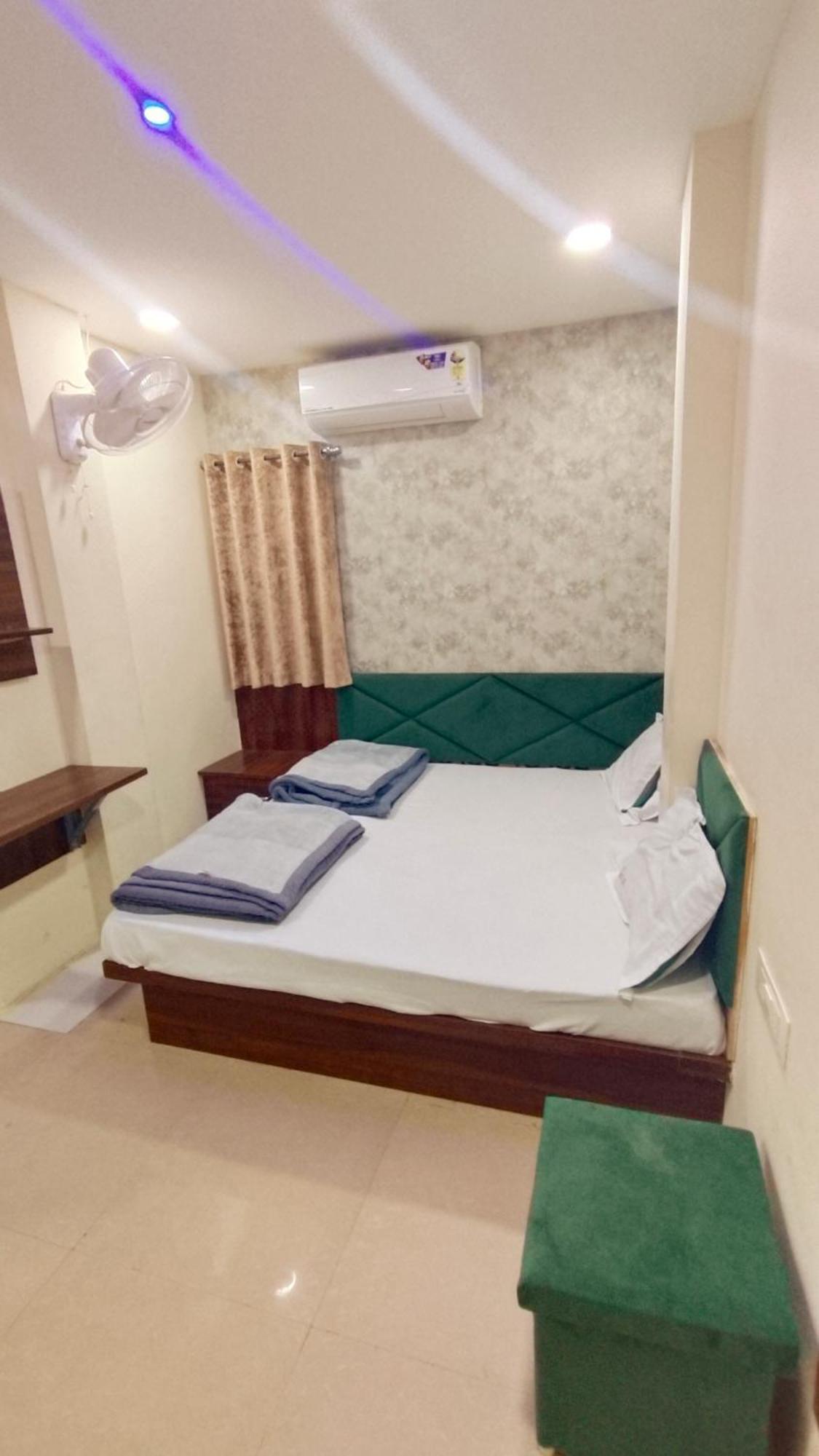 Green Leaf Hotel 乌贾因 外观 照片