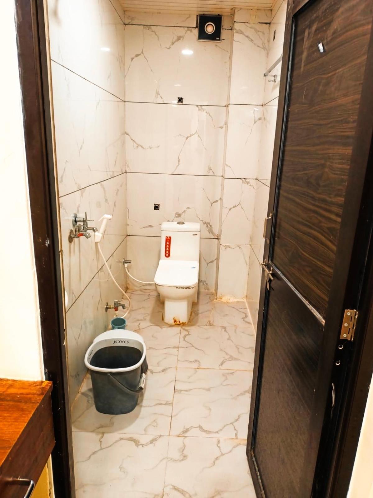 Green Leaf Hotel 乌贾因 外观 照片