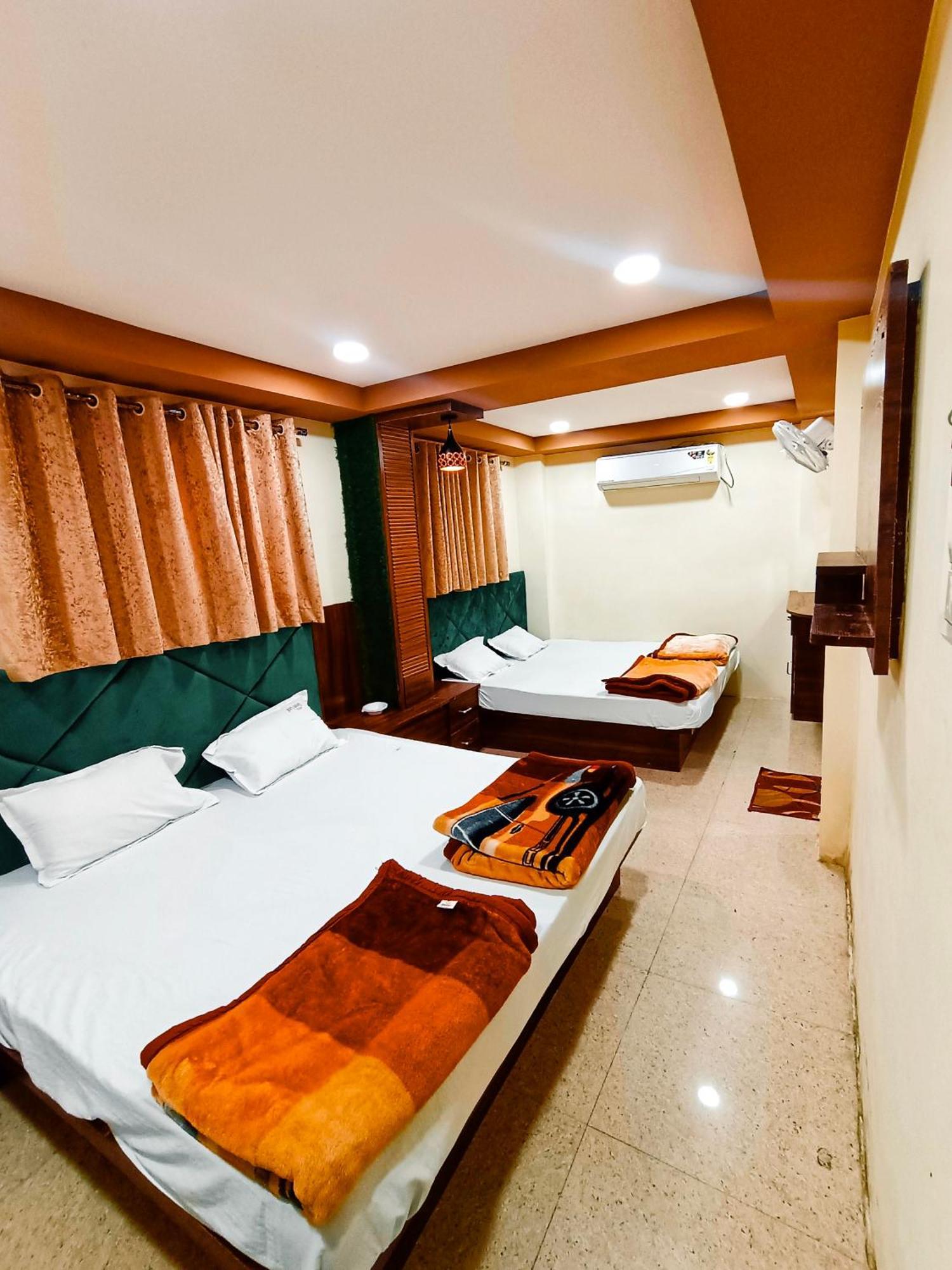 Green Leaf Hotel 乌贾因 外观 照片