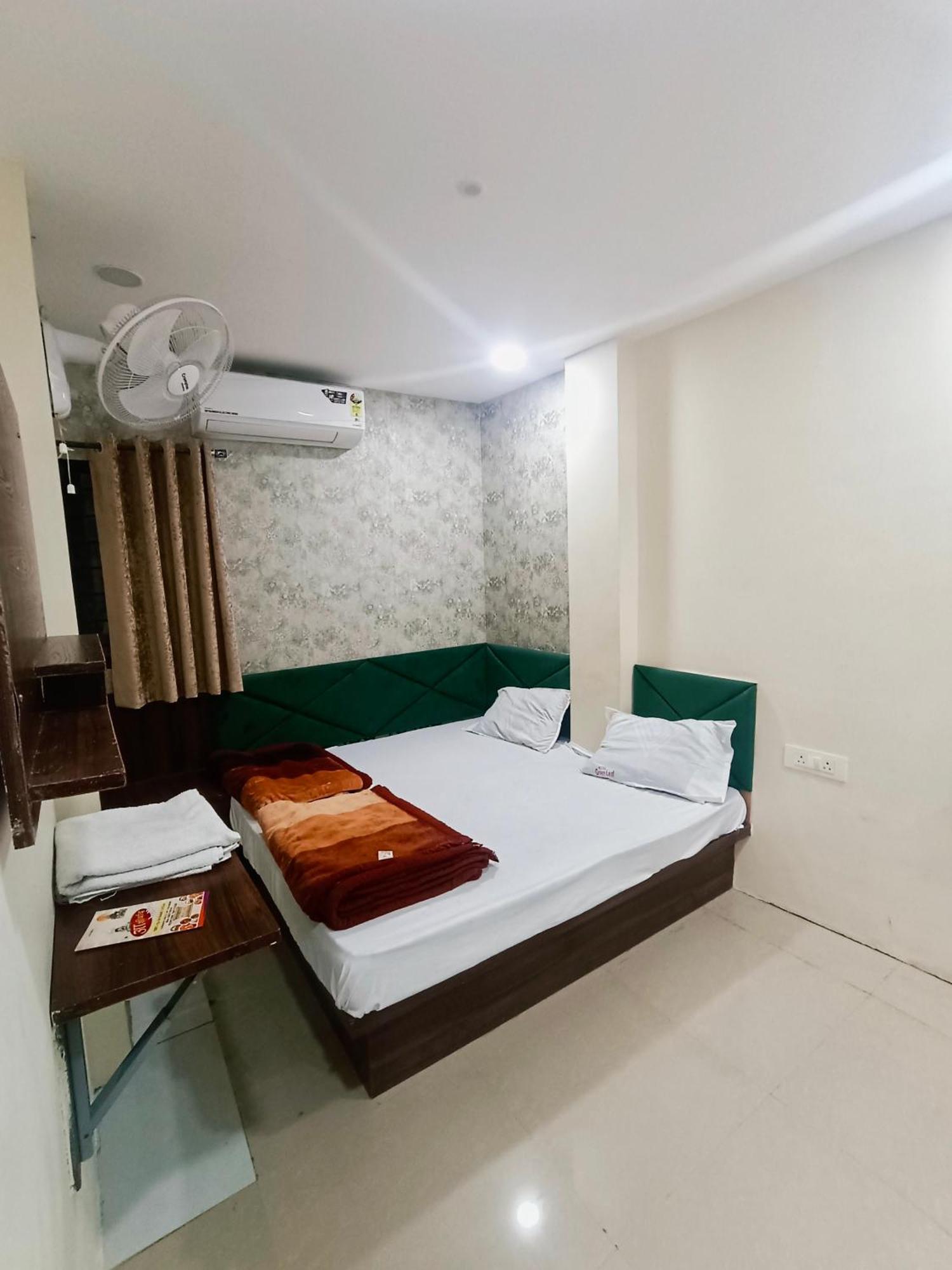 Green Leaf Hotel 乌贾因 外观 照片