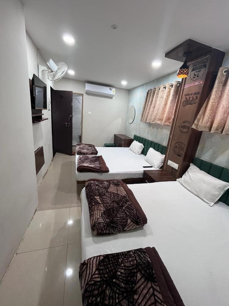 Green Leaf Hotel 乌贾因 外观 照片
