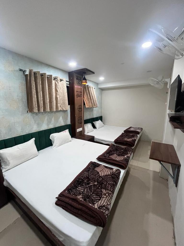 Green Leaf Hotel 乌贾因 外观 照片