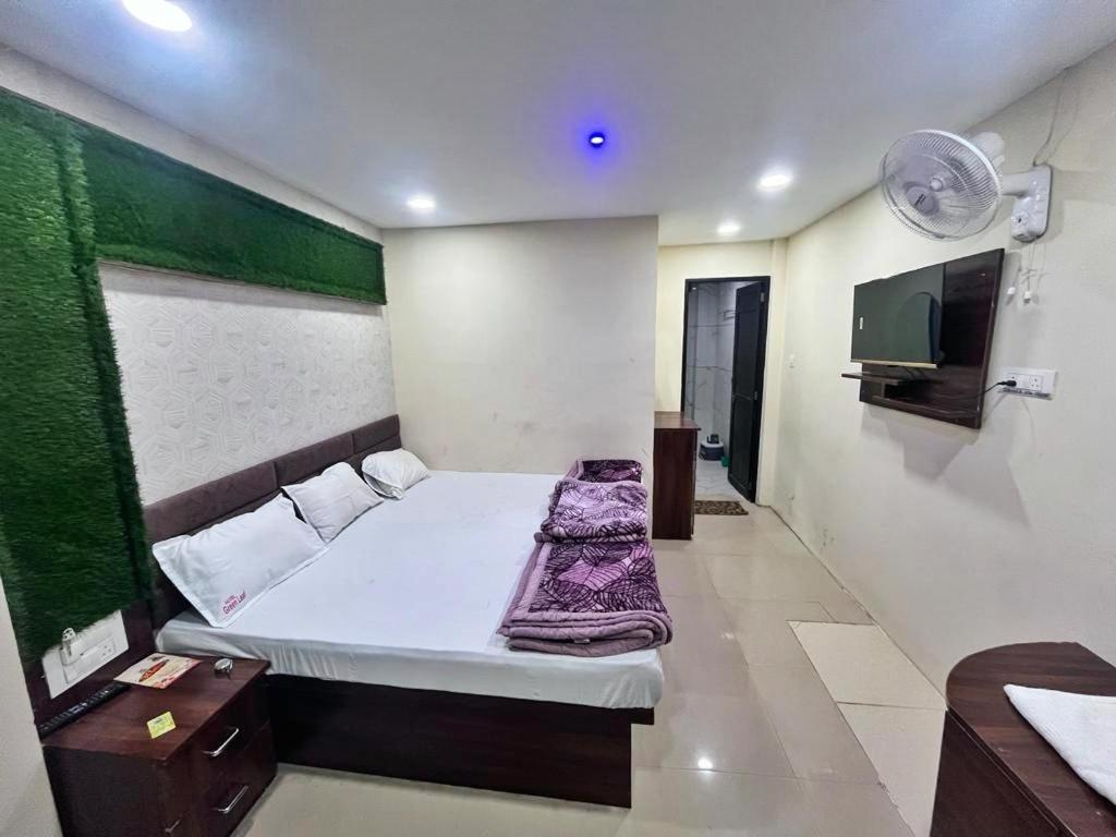 Green Leaf Hotel 乌贾因 外观 照片