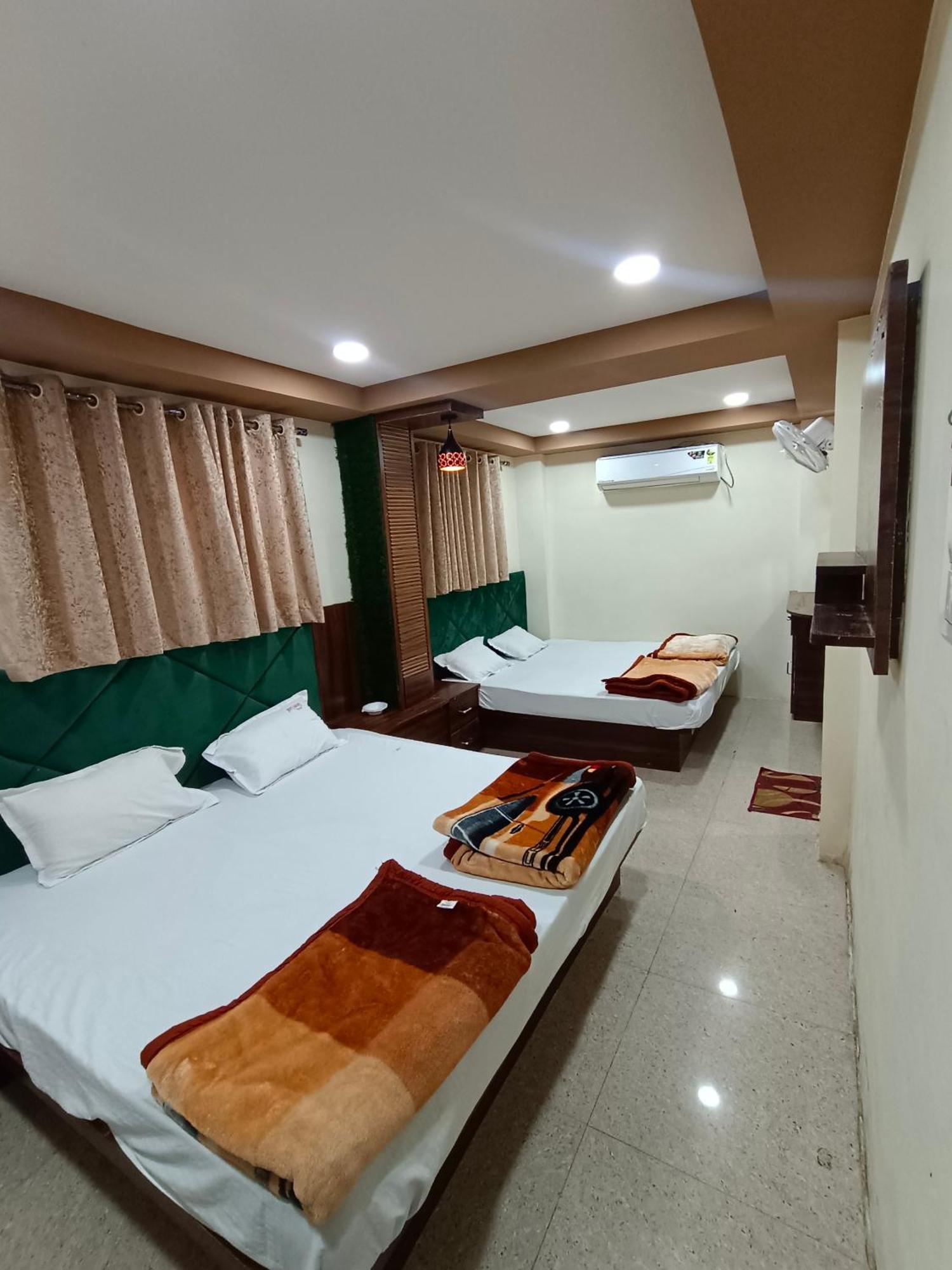 Green Leaf Hotel 乌贾因 外观 照片