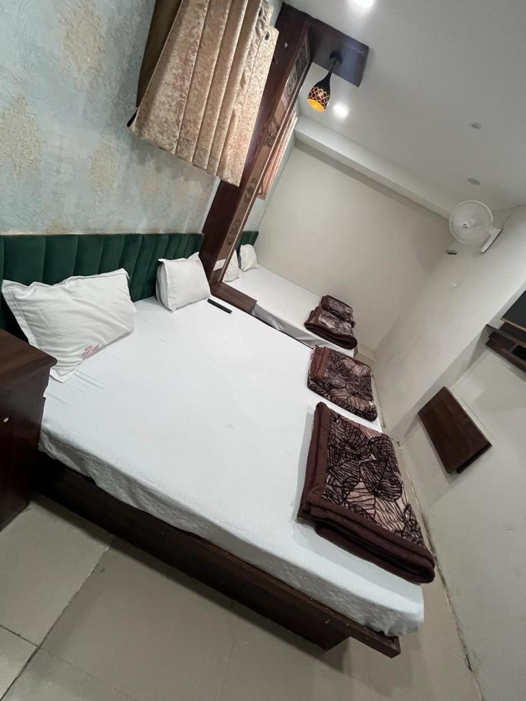 Green Leaf Hotel 乌贾因 外观 照片