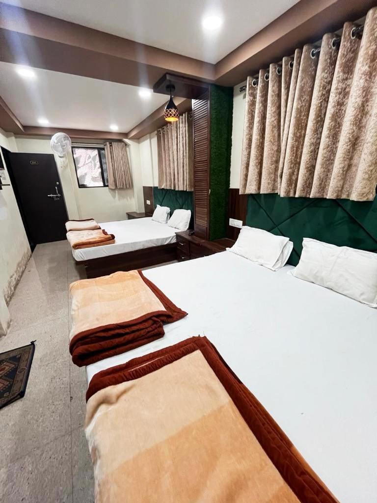 Green Leaf Hotel 乌贾因 外观 照片