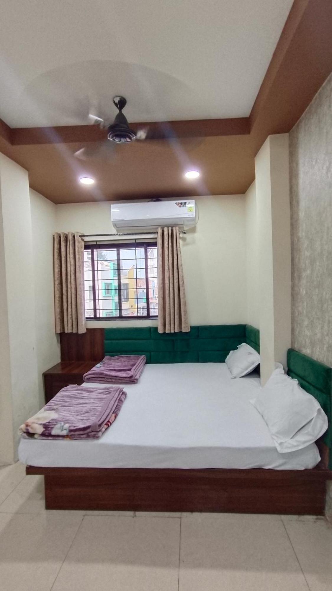 Green Leaf Hotel 乌贾因 外观 照片