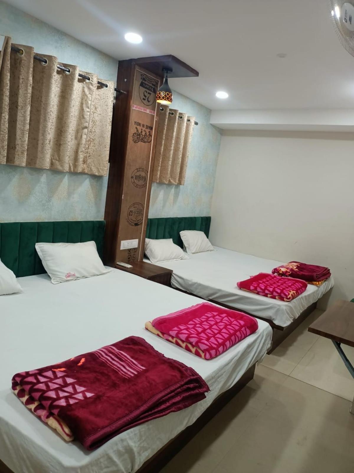 Green Leaf Hotel 乌贾因 外观 照片