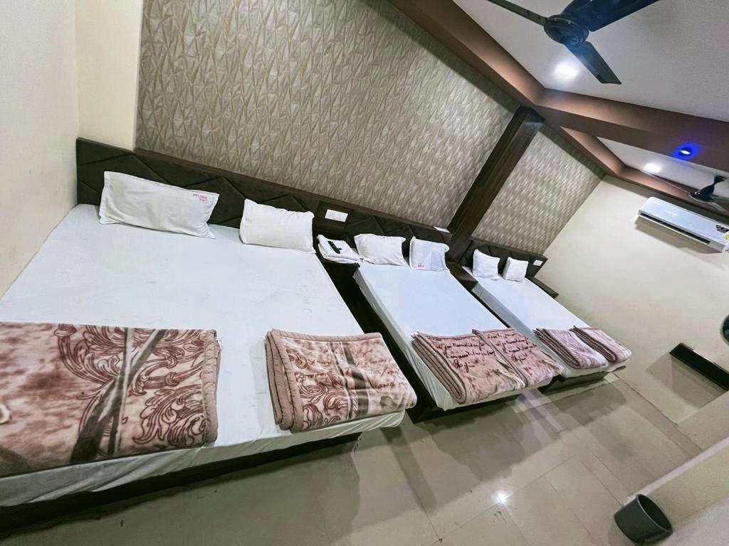 Green Leaf Hotel 乌贾因 外观 照片