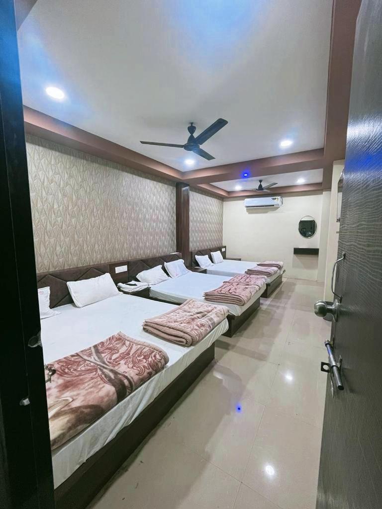 Green Leaf Hotel 乌贾因 外观 照片