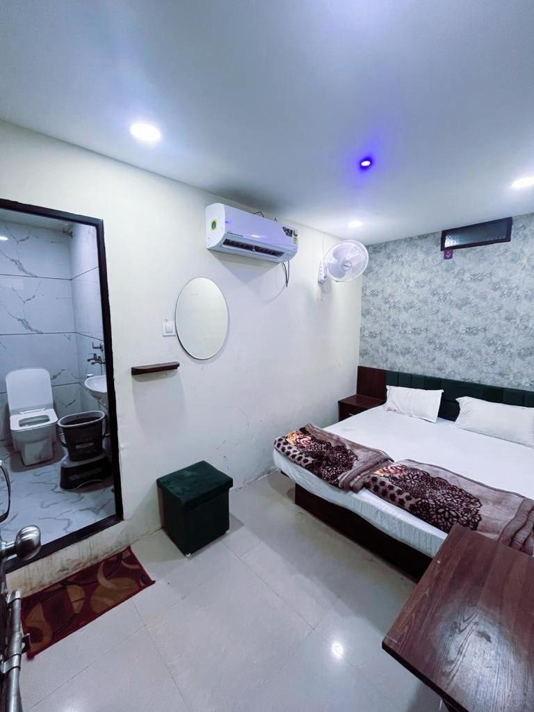 Green Leaf Hotel 乌贾因 外观 照片