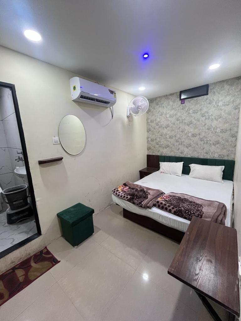 Green Leaf Hotel 乌贾因 外观 照片