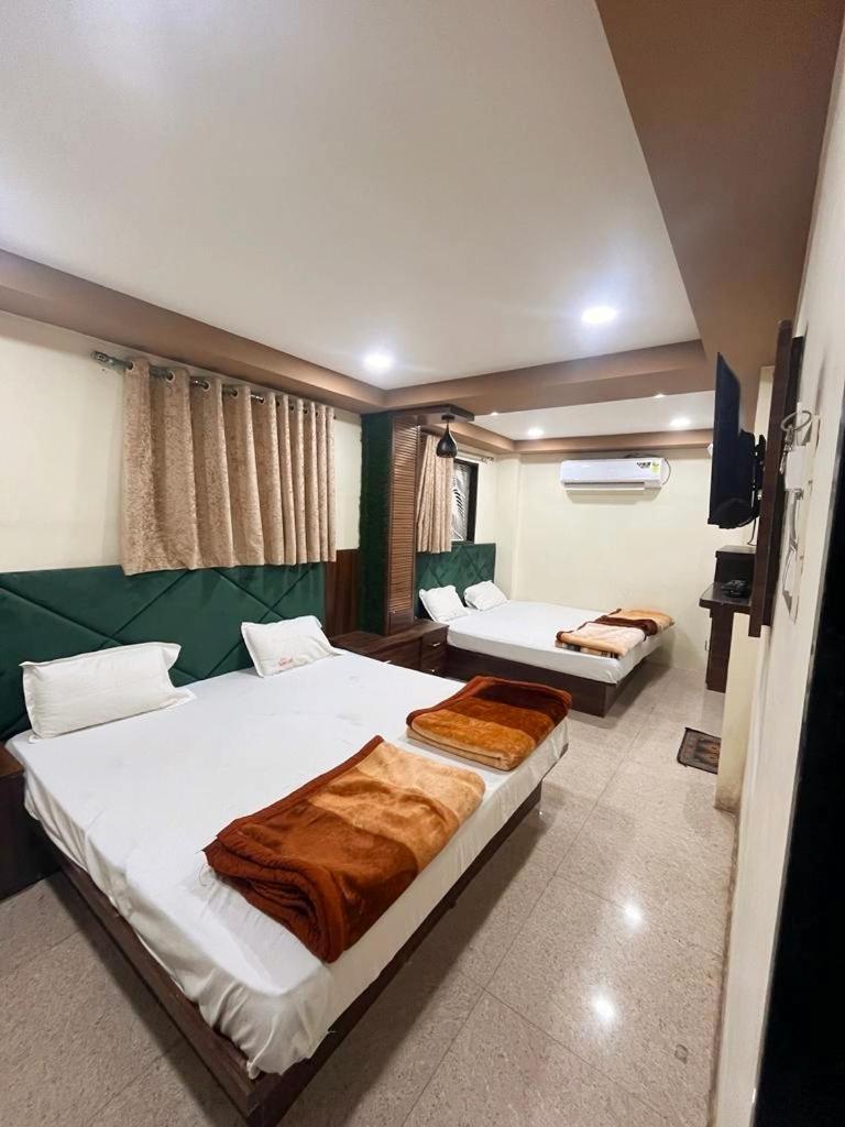 Green Leaf Hotel 乌贾因 外观 照片