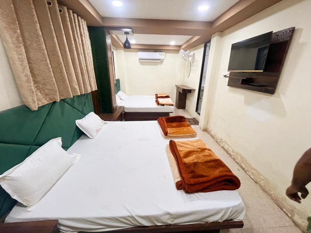 Green Leaf Hotel 乌贾因 外观 照片