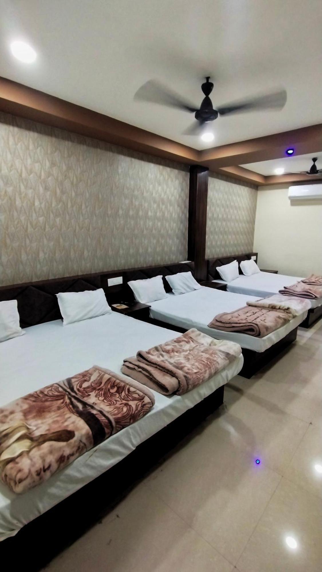 Green Leaf Hotel 乌贾因 外观 照片