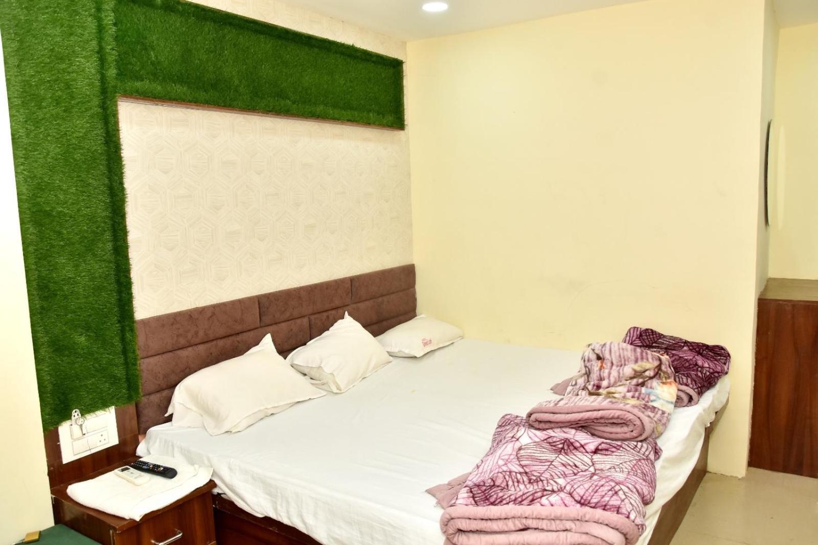 Green Leaf Hotel 乌贾因 外观 照片
