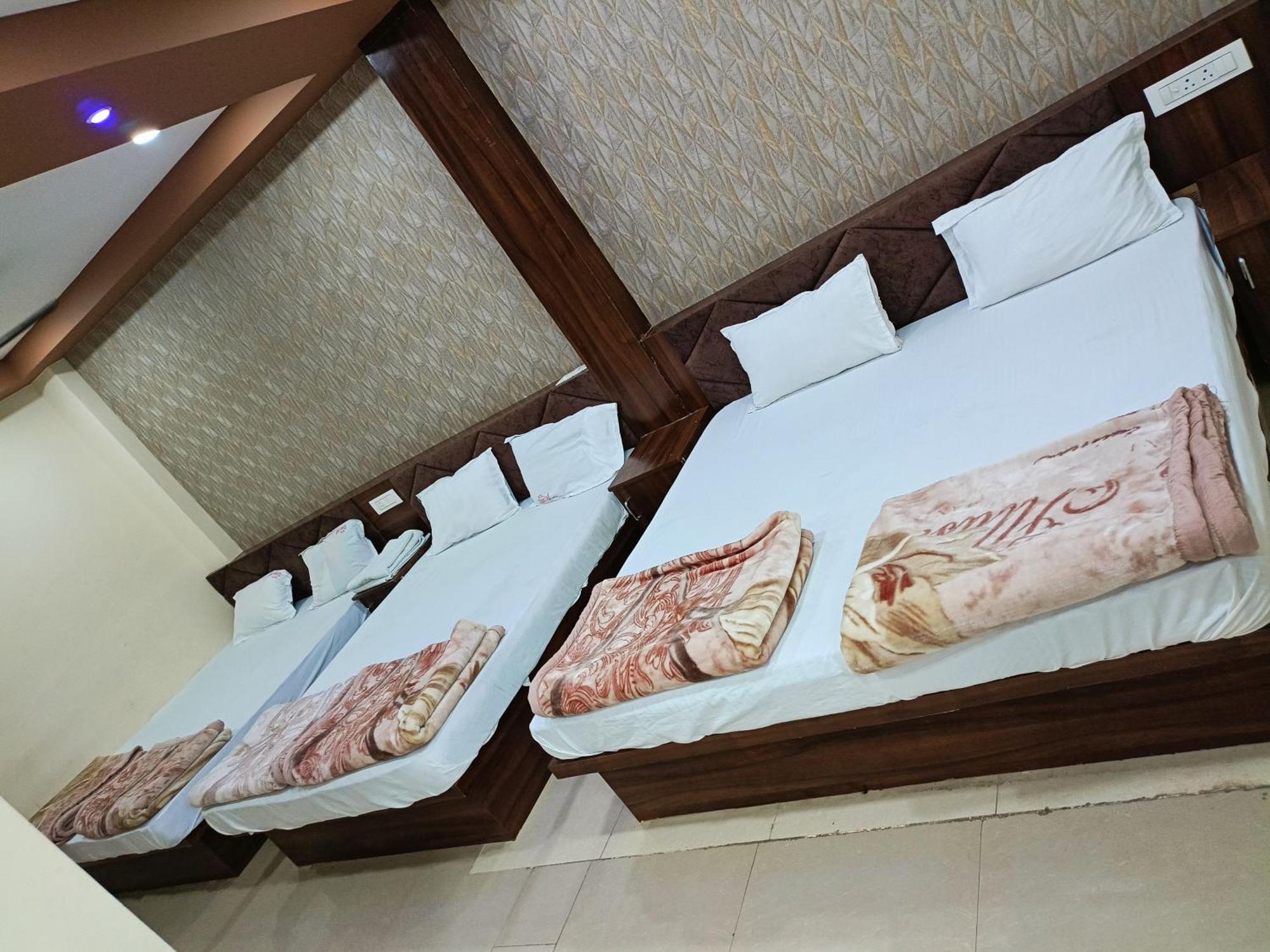 Green Leaf Hotel 乌贾因 外观 照片