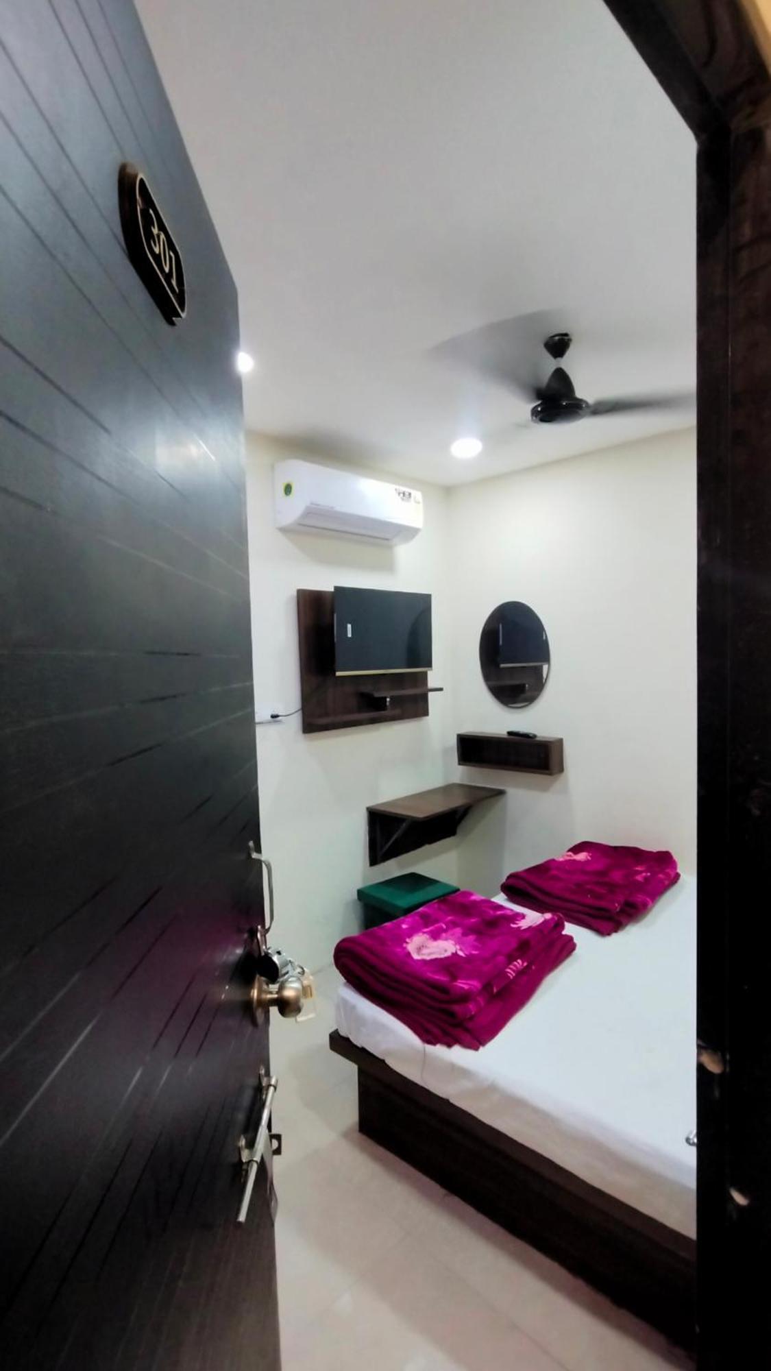 Green Leaf Hotel 乌贾因 外观 照片