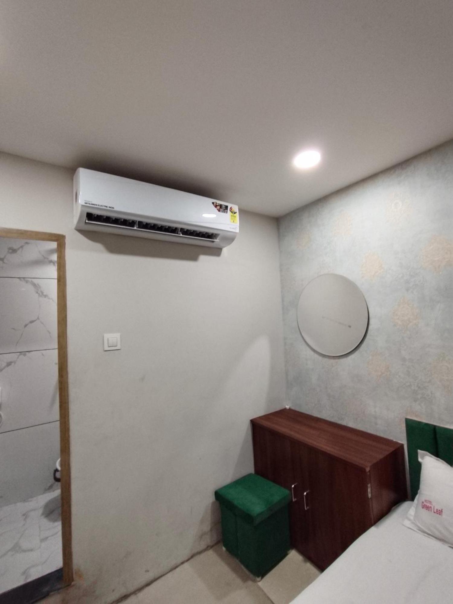 Green Leaf Hotel 乌贾因 外观 照片