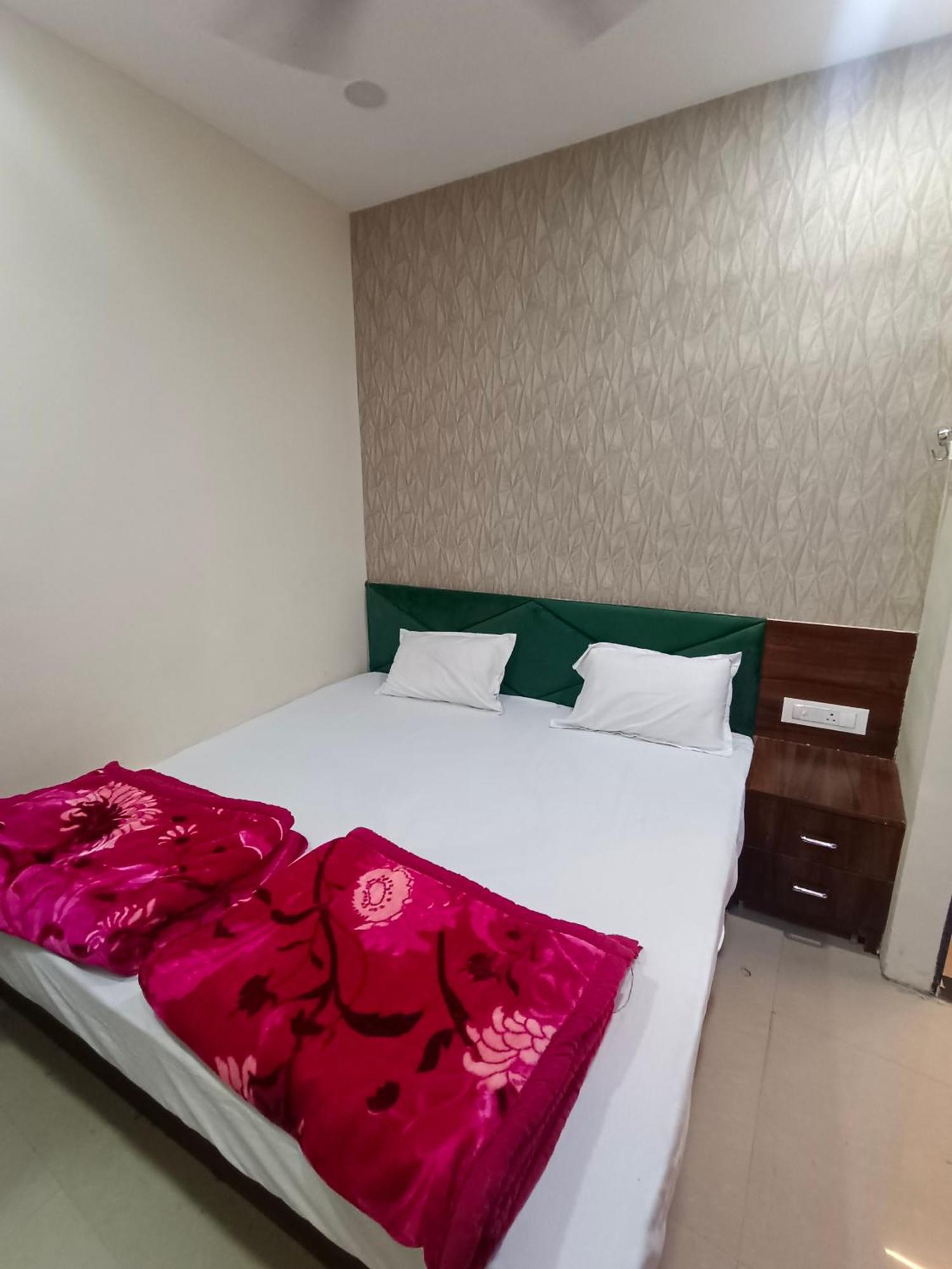 Green Leaf Hotel 乌贾因 外观 照片