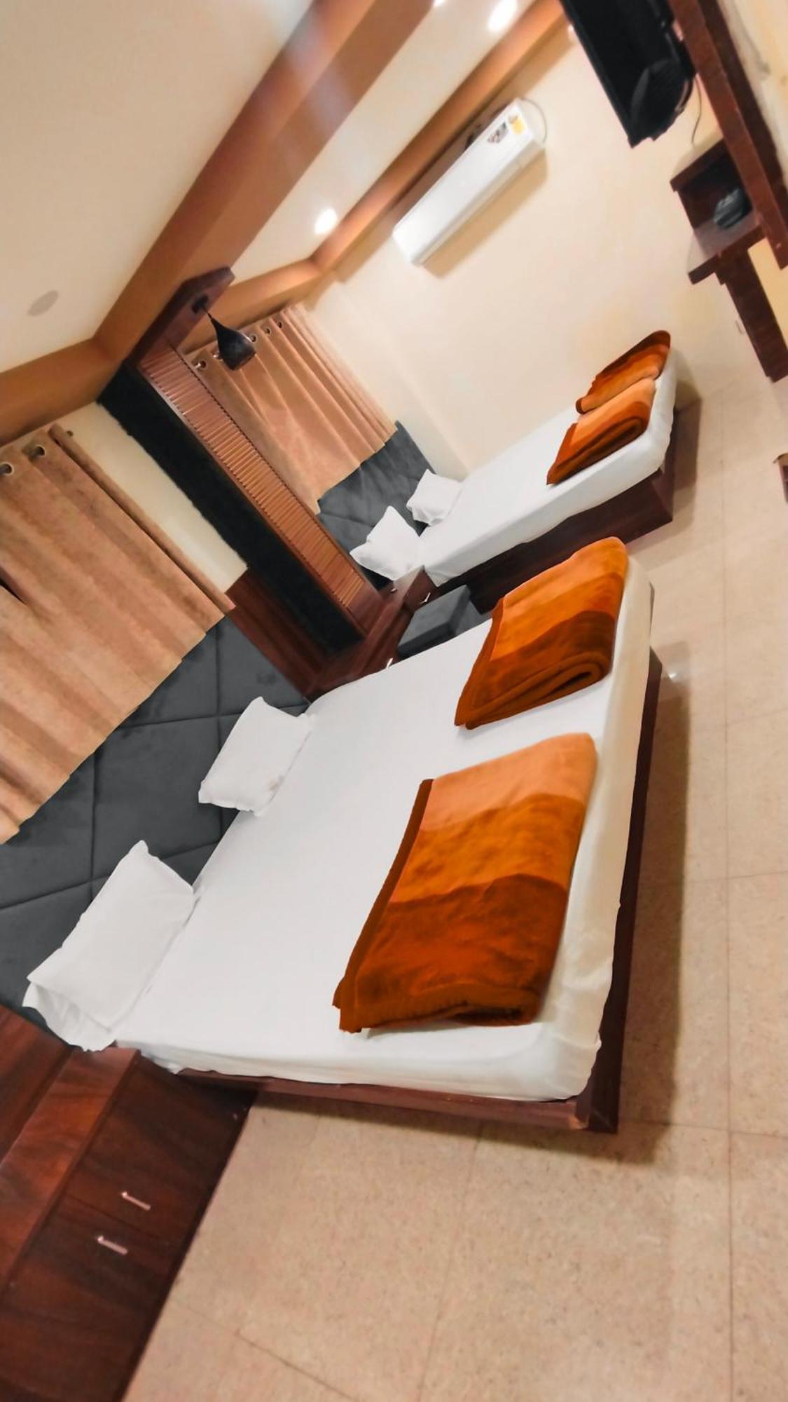 Green Leaf Hotel 乌贾因 外观 照片