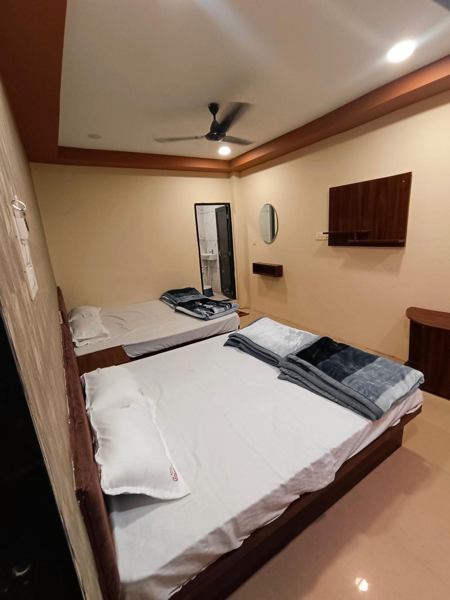 Green Leaf Hotel 乌贾因 外观 照片