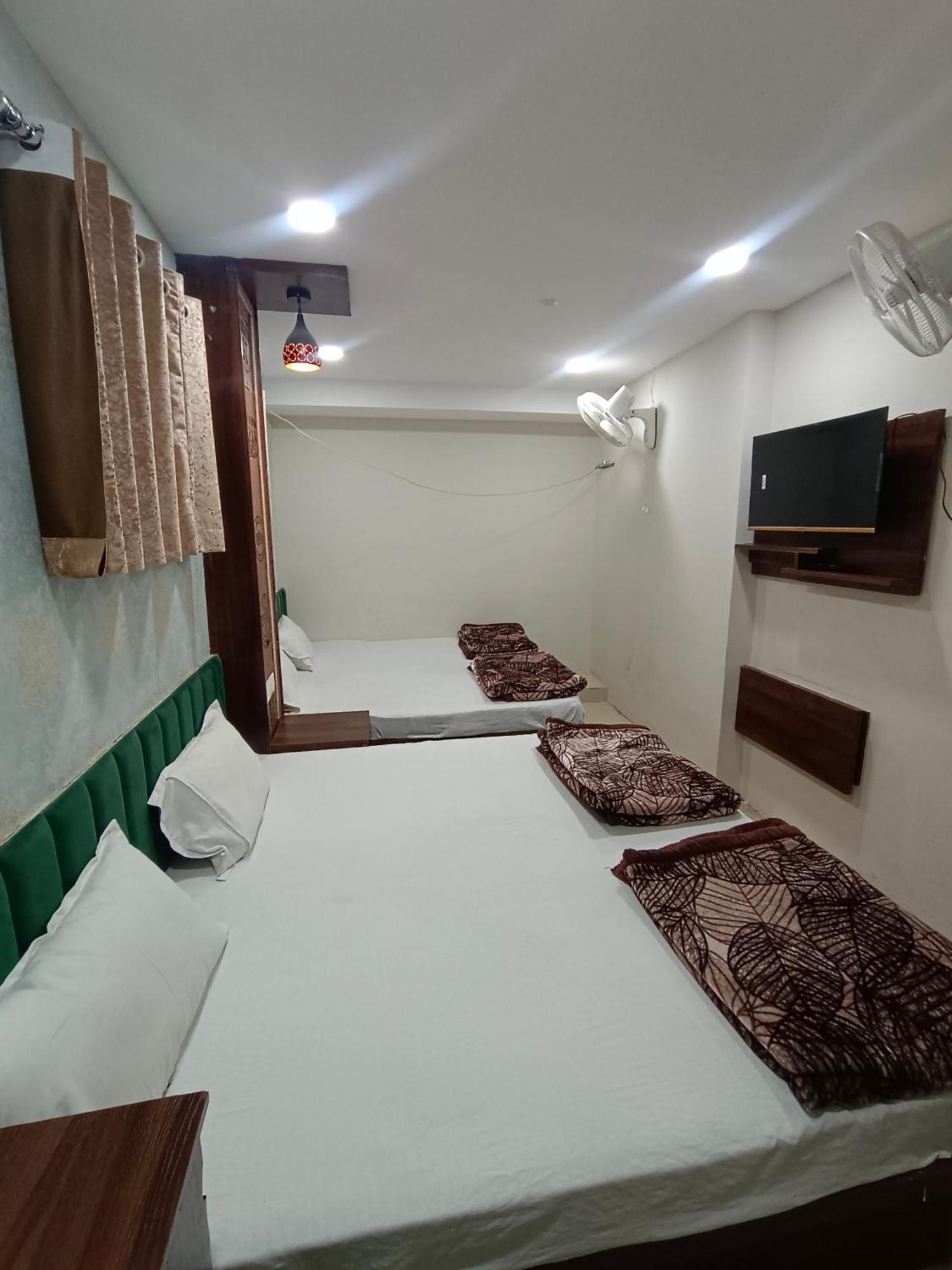 Green Leaf Hotel 乌贾因 外观 照片