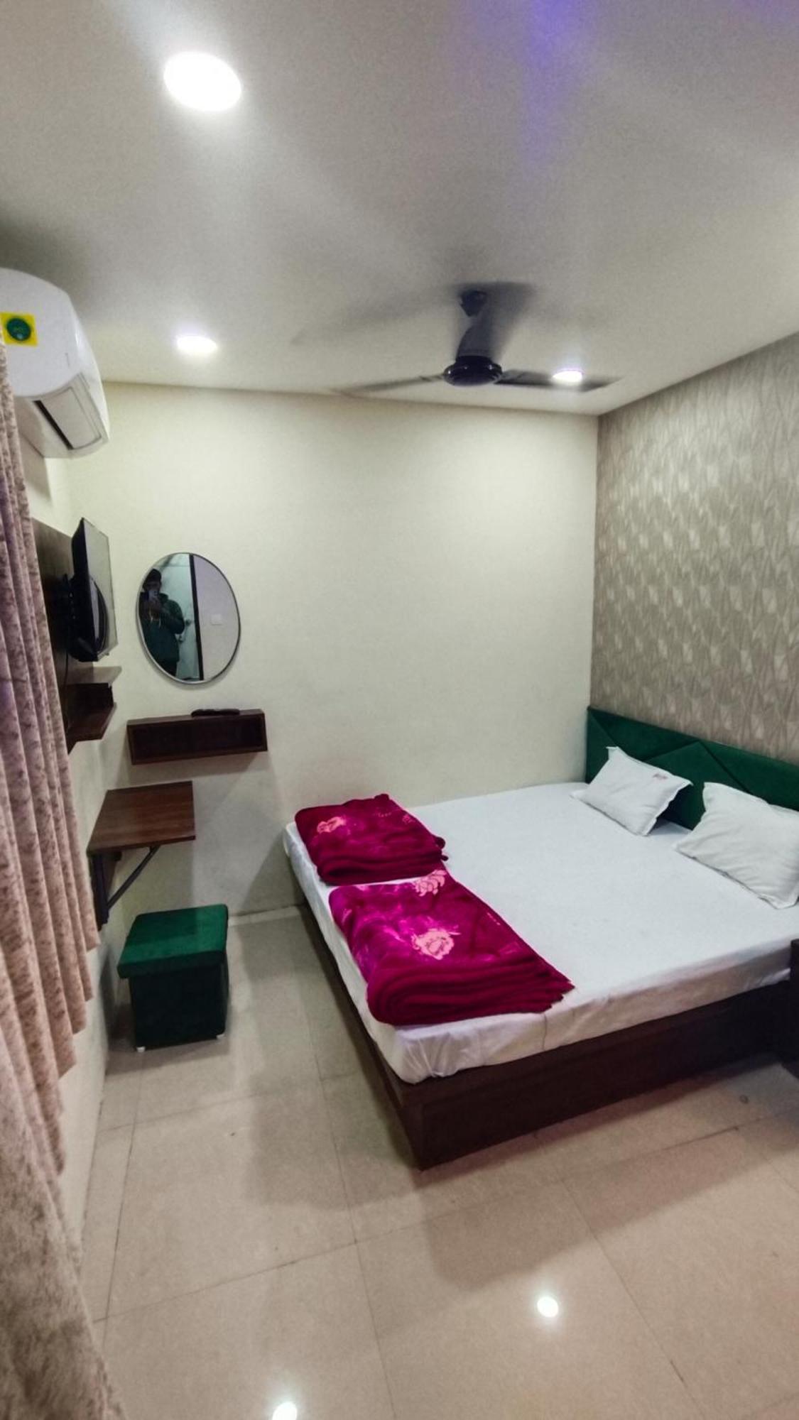 Green Leaf Hotel 乌贾因 外观 照片