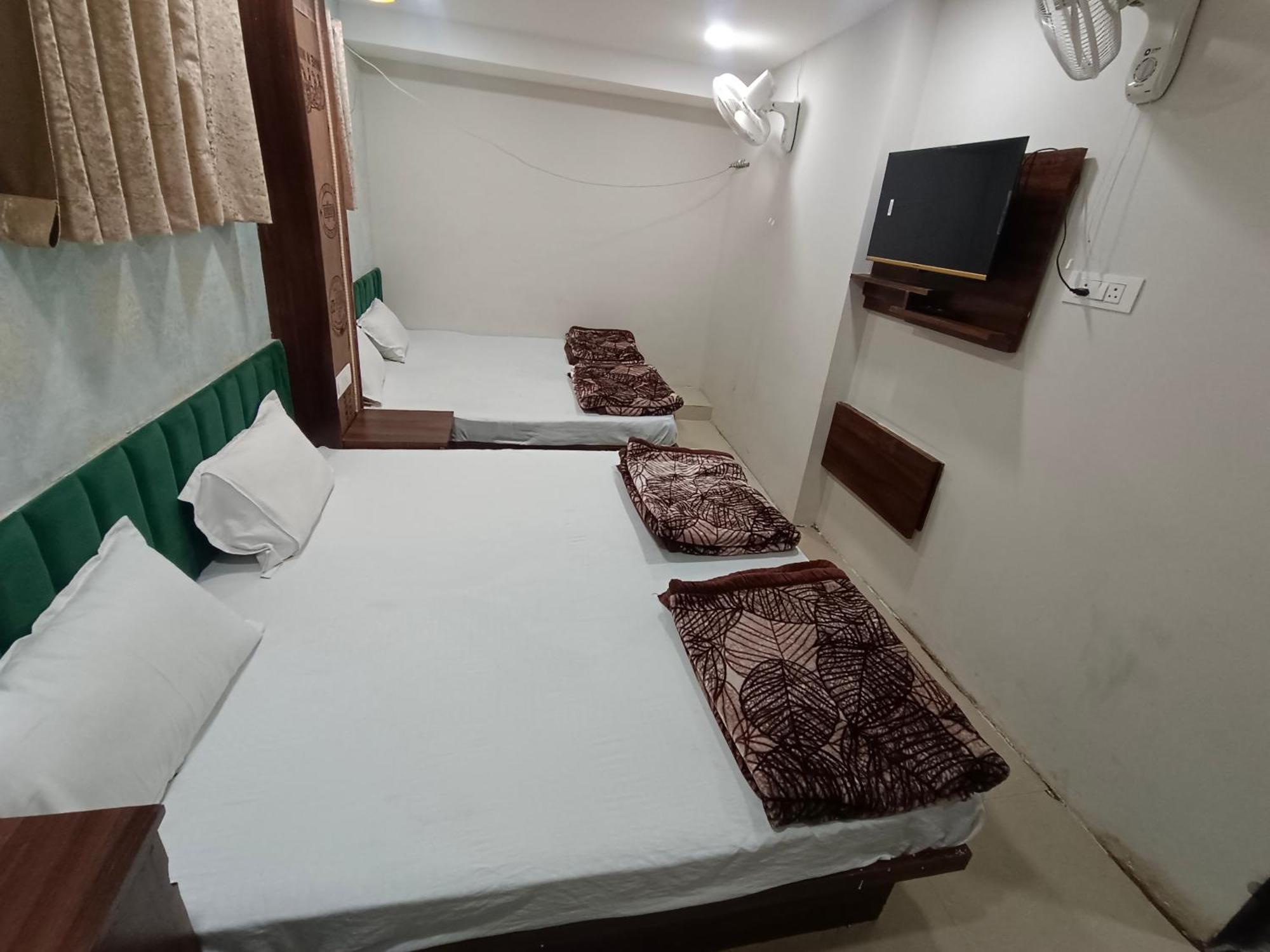 Green Leaf Hotel 乌贾因 外观 照片