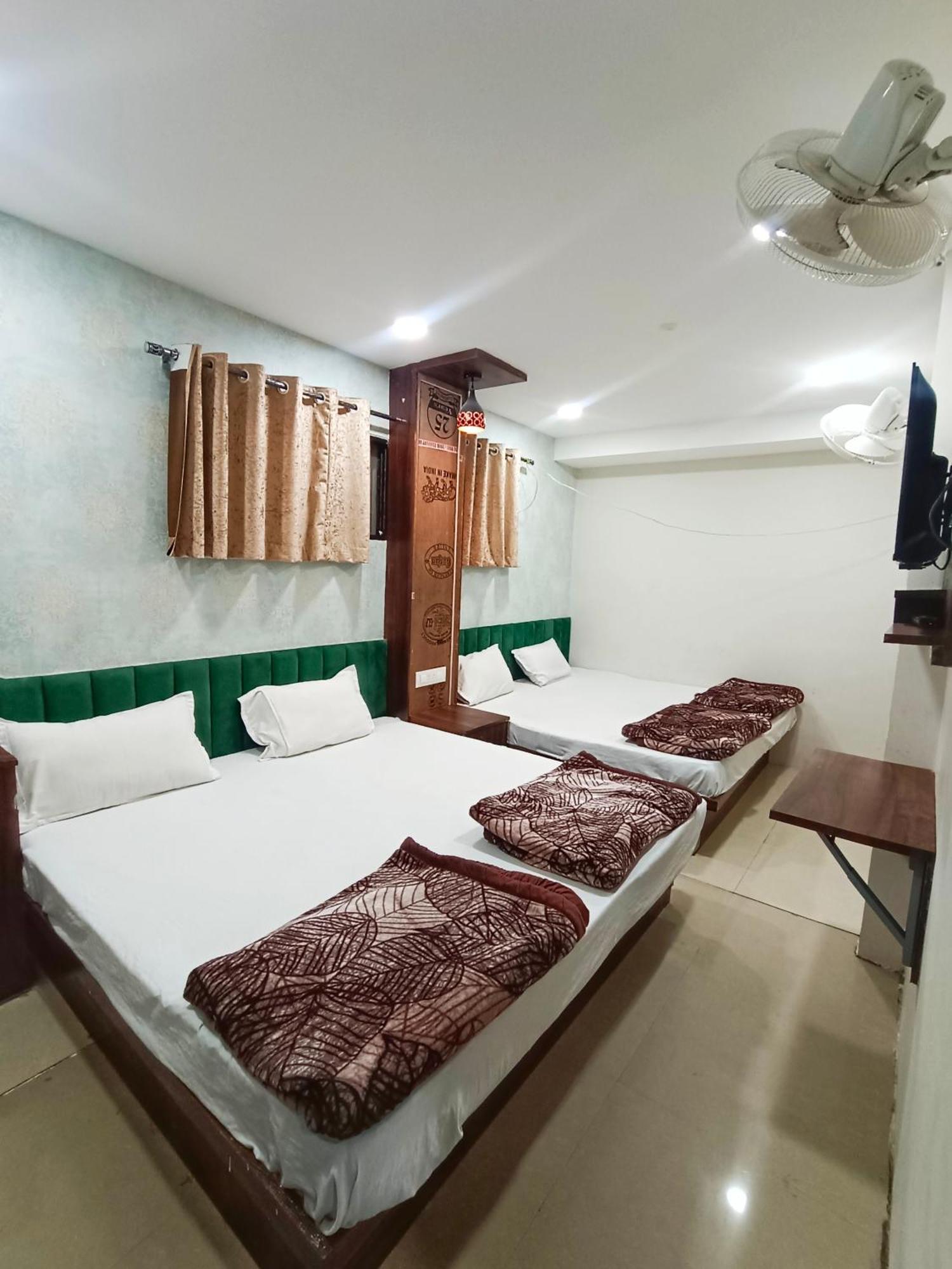 Green Leaf Hotel 乌贾因 外观 照片